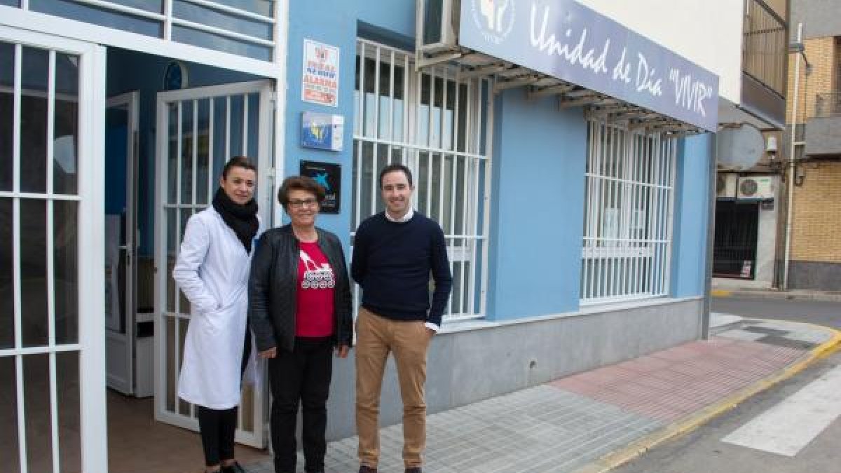 La presidenta de la Asociación Vivir, Dolores Prados junto al neurólogo José Rubí y la Directora de la Unidad de Daño Cerebral de VIVIR, Loli Olivenc