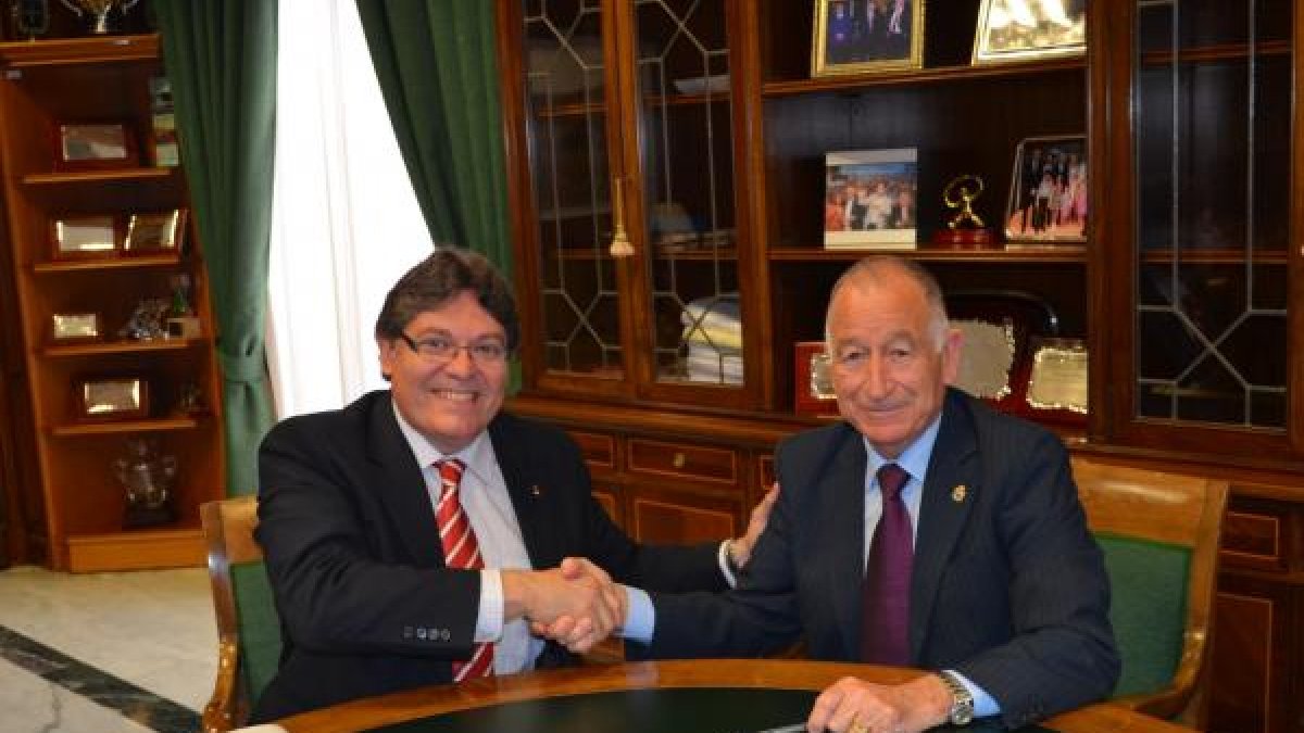 Firma del convenio en 2015 entre el presidente de Diputación y Rogelio Mena.