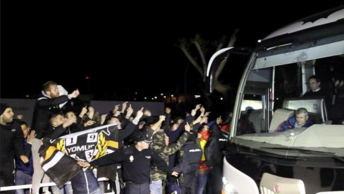 Los seguidores del Valencia increpando a los jugadores.