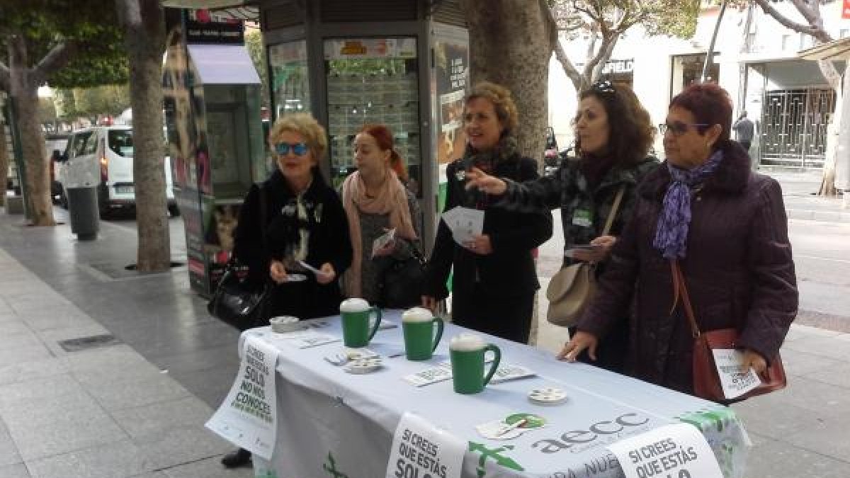 Voluntarios de la AECC salen a la calle en el Día Mundial contra el Cáncer.