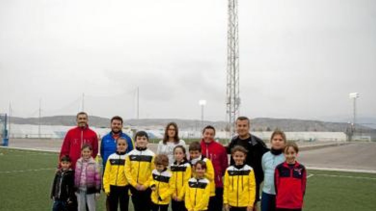 Los atletas de carboneras preparados para la gran fiesta del atletismo.