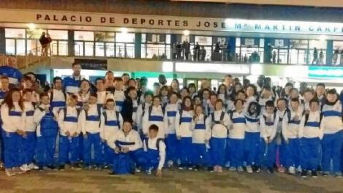 Los niños de La Mojonera a las puertas del pabellón.