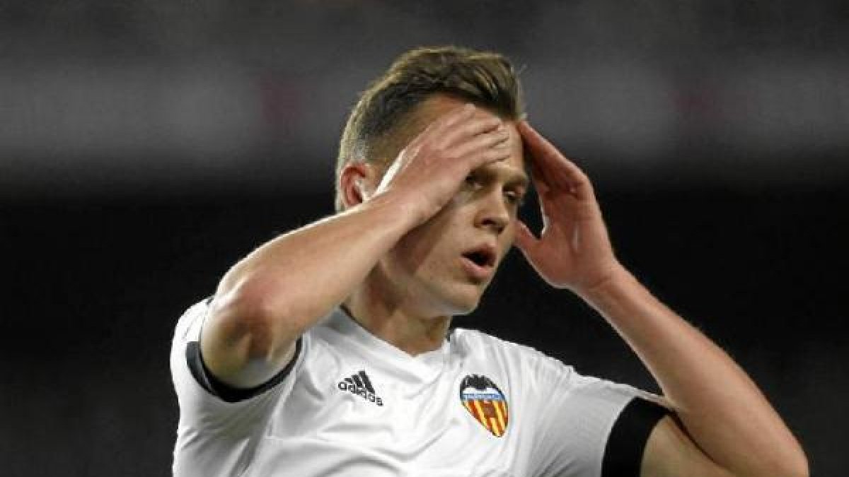 El ahora jugador del valencia ha quedado marcado por una sanción.
