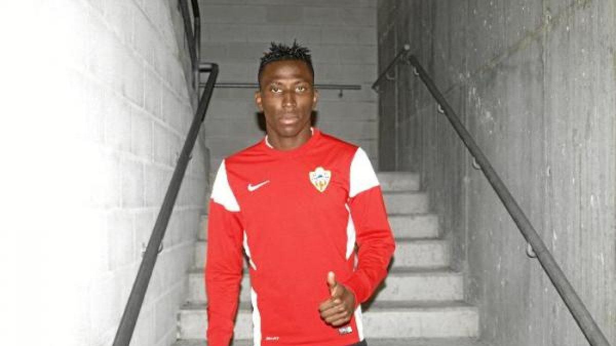 Jonathan tiene el físico ideal para jugar en el centro del ataque.