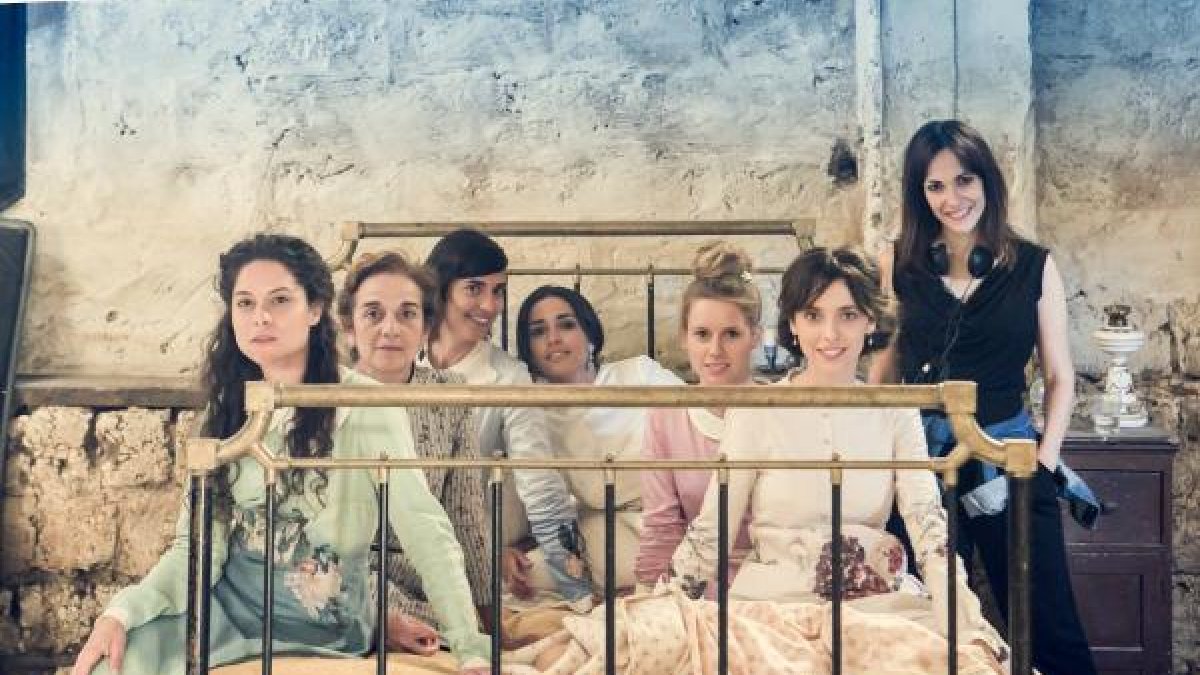 El elenco femenino de la película y su directora, a la derecha.
