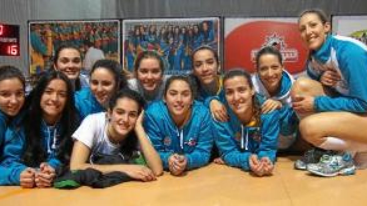 Las almerienses celebrando el triunfo.