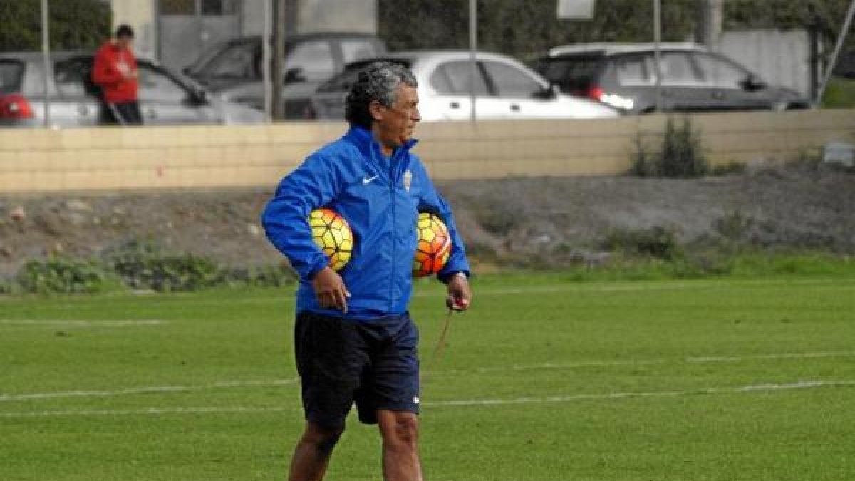 Goro con dos pelotas, en los brazos, dirigiendo al Almería.