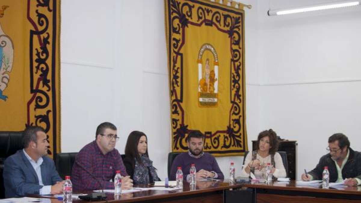 El pleno del viernes pasó de la unanimidad a la expulsión y abandono de los concejales socialistas.