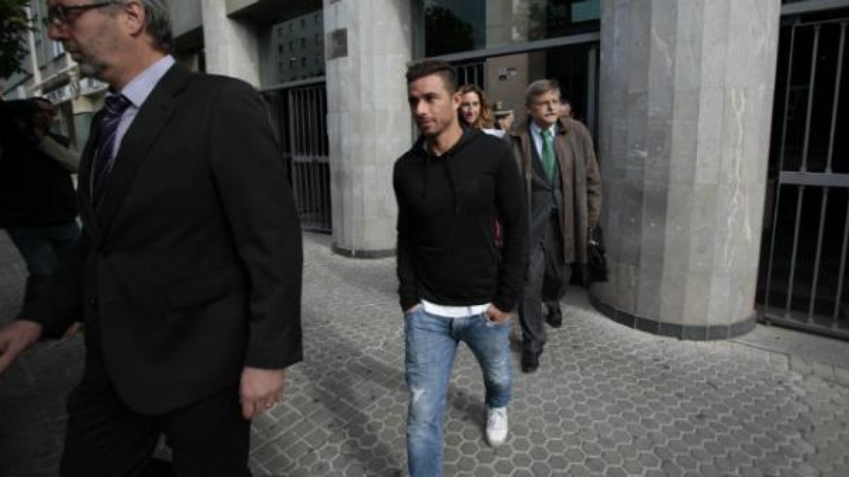 El jugador saliendo de los juzgados.
