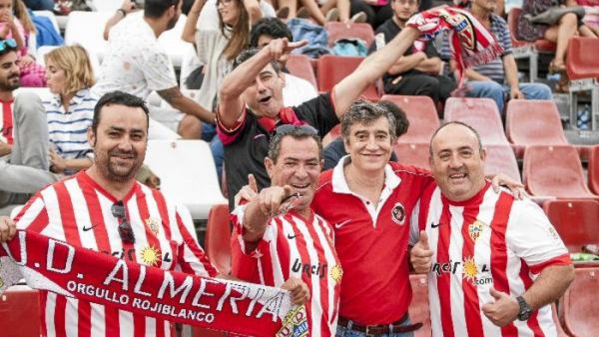 Los seguidores del Almería lo aguantan todo.