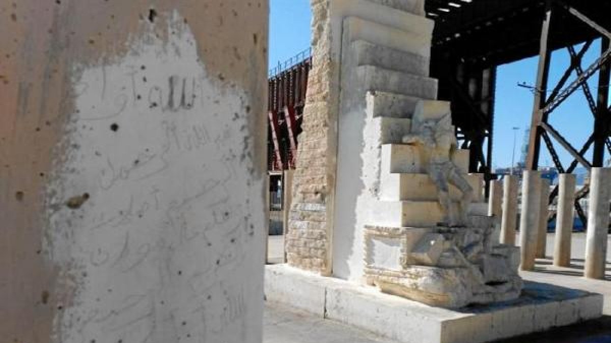 Pintadas en el monumento.