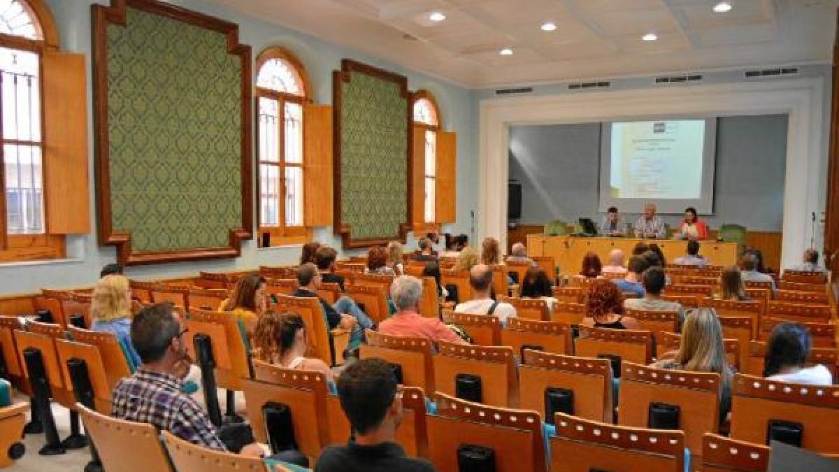 Acto de bienvenida a estudiantes en el centro de la UNED
