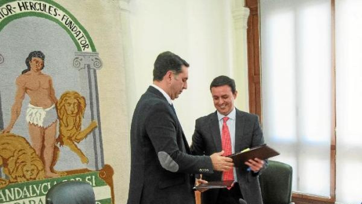 El consejero de Turismo y el vicepresidente de Diputación firman el acuerdo en Granada