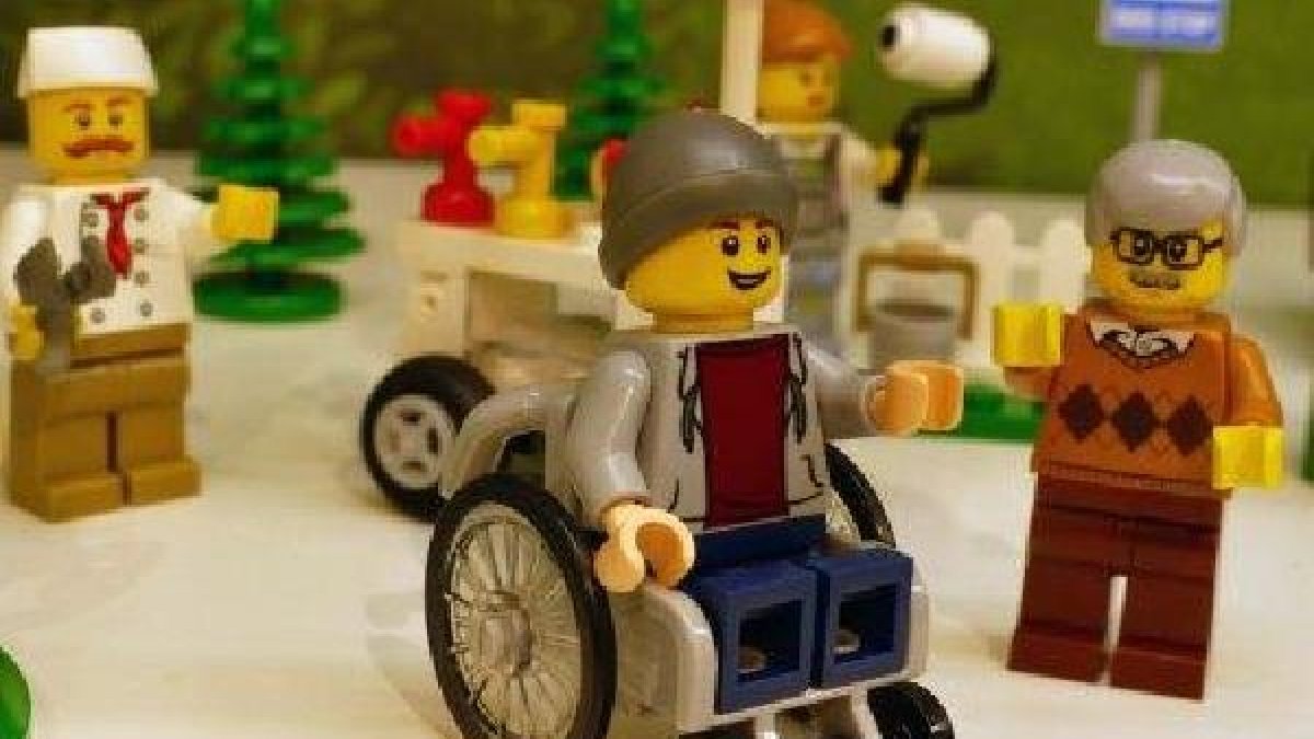 Lego presenta su primer muñeco en silla de ruedasDetalle de la figurita de un joven con discapacidad presentada por Lego (Daniel Karmann - AFP)