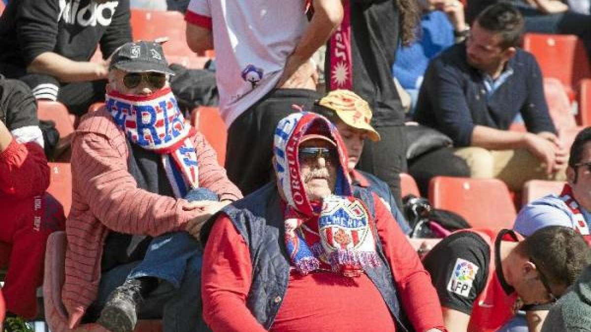 Los seguidores del Almería se merecen el Cielo por todo lo que sufren.