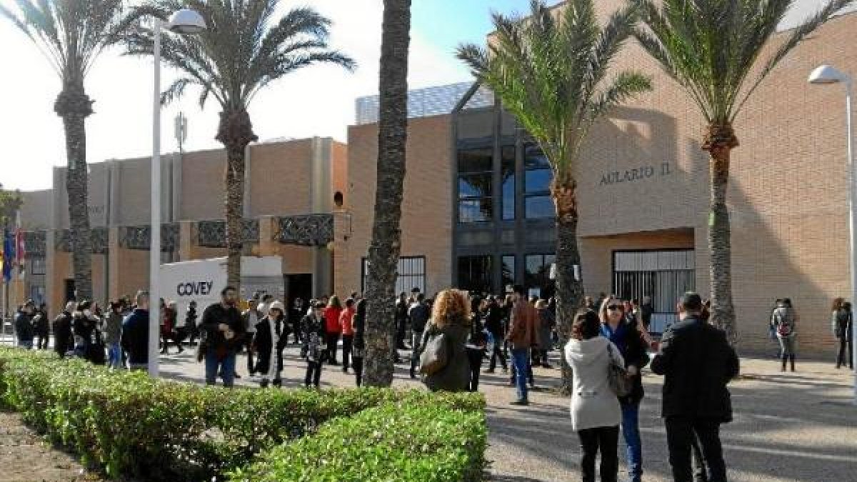 Un grupo de opositores tras realizar ayer el examen de enfermería.