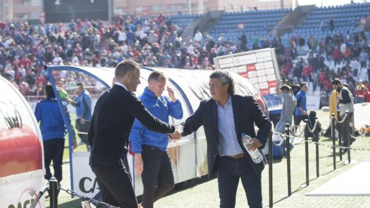 Goro saluda a Carreras nada más terminar el partido.