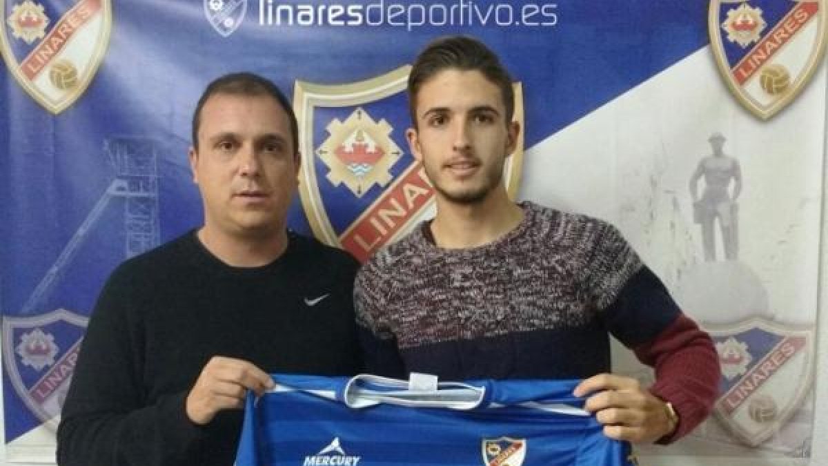 Antonio Jesús en la presentación con el Linares.