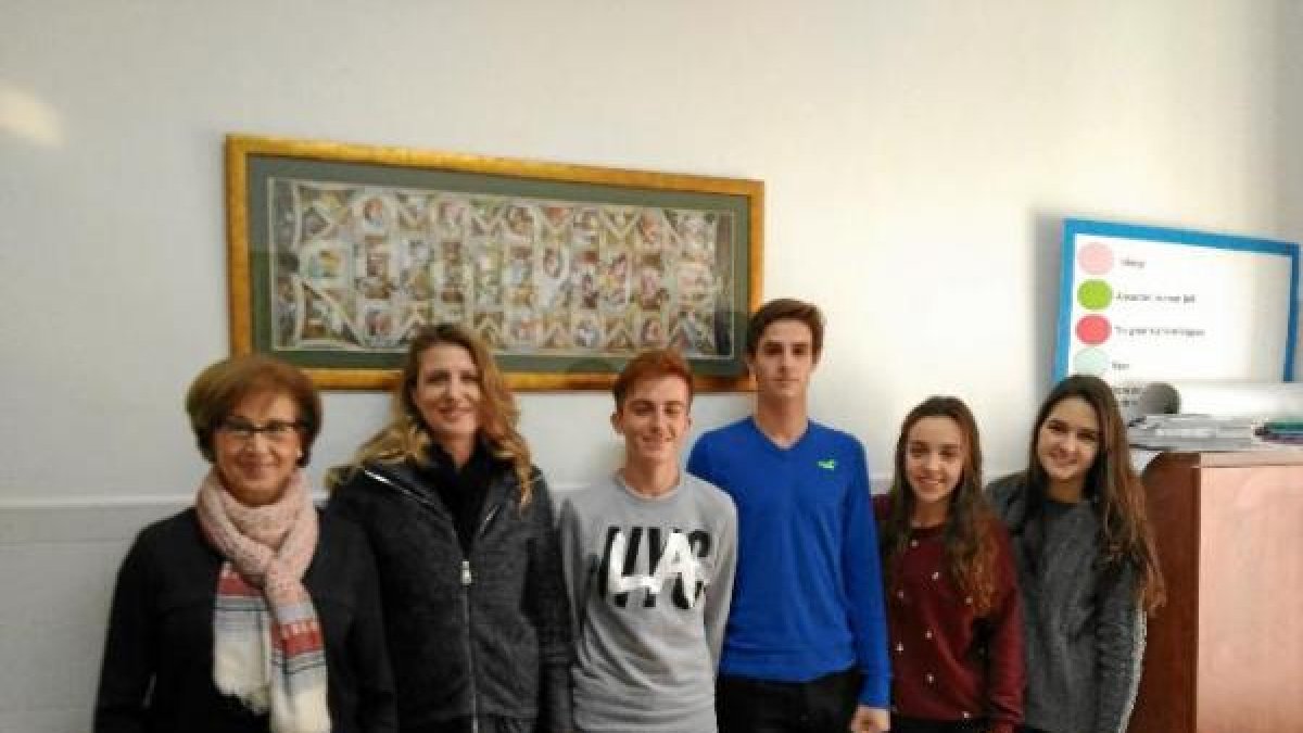 Jóvenes del proyecto con la directora del centro, Caridad Martínez.