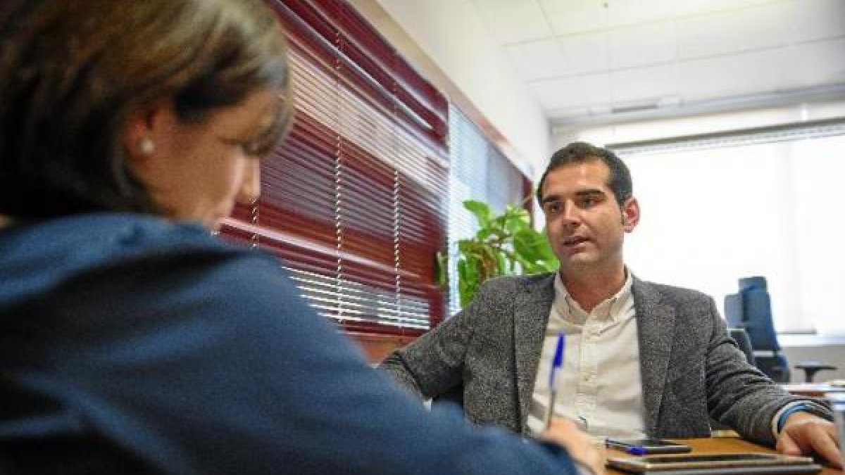 El alcalde durante la entrevista realizada en la sede de La Voz de Almería.