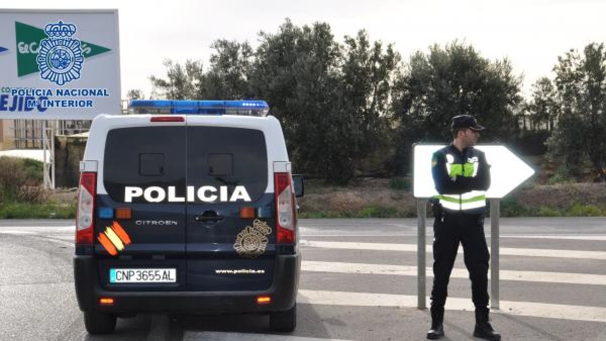 Agente de la Policía Nacional, cuerpo que detuvo a los tres implicados en los robos a jóvenes.