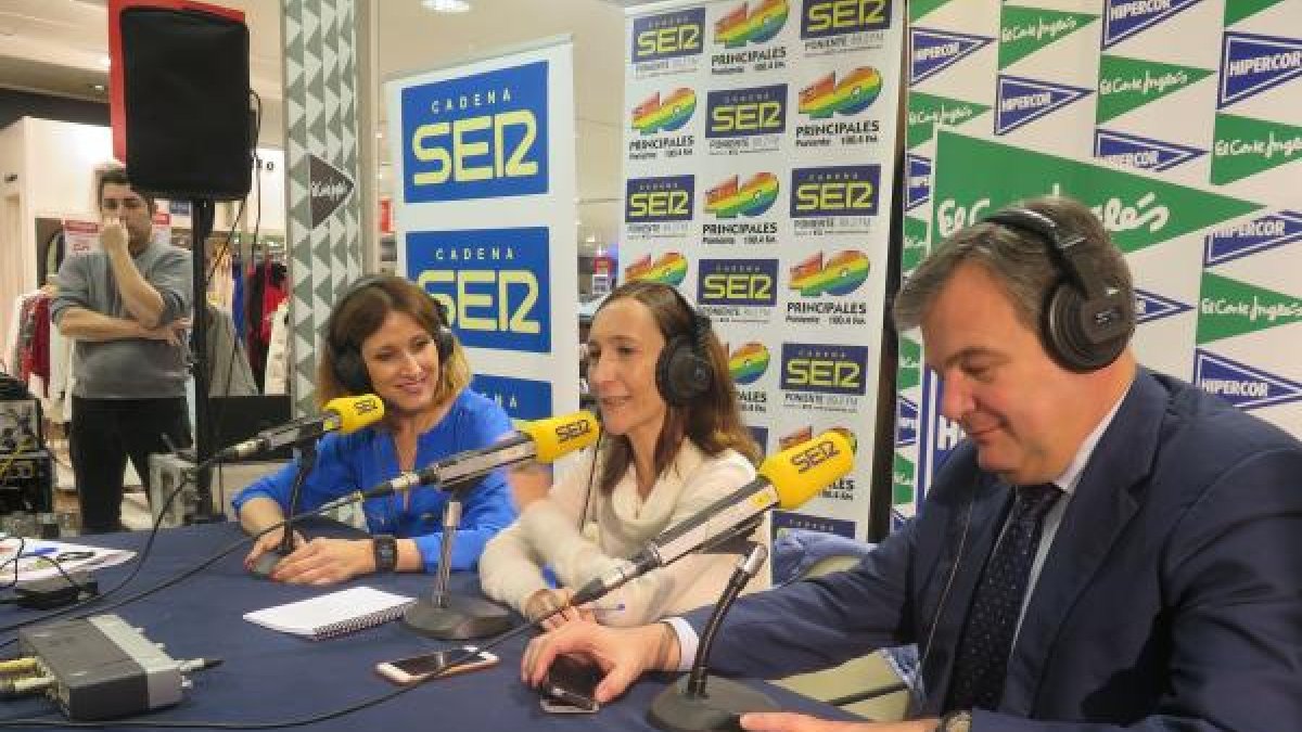 Julia Ibáñez y Miguel Sáinz junto a Raquel Martínez.