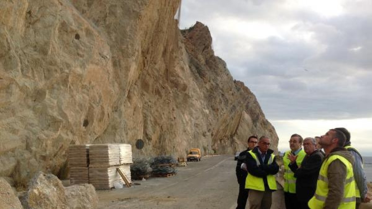 El subdelegado del Gobierno visitó la zona tras los desprendimientos.