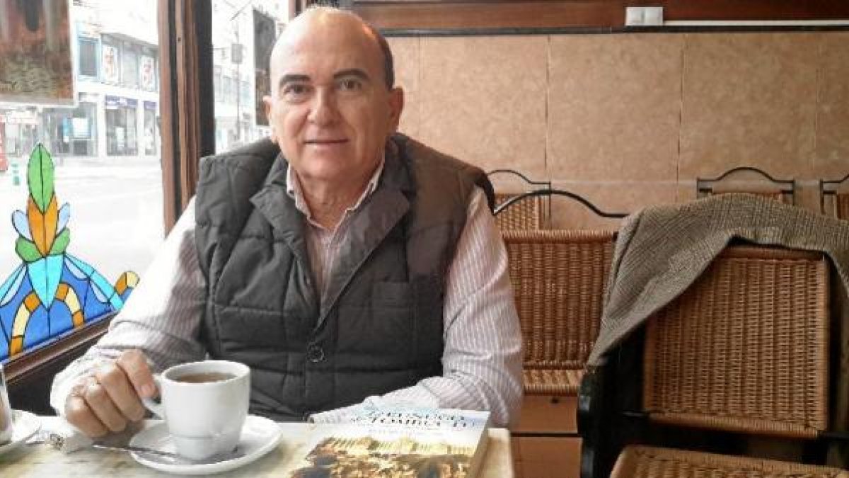 Antonio Llaguno, ayer en una cafetería de Almería.
