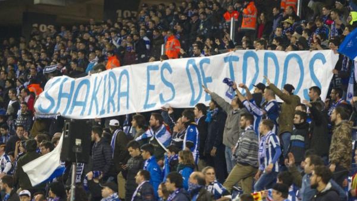 Pancartas en uno de los fondos de Cornellá-El Prat.