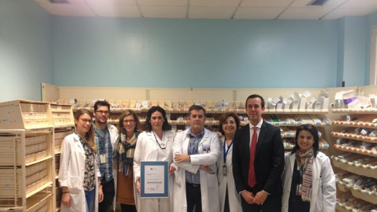 El delegado de Salud, con la Gerente del Hospital y profesionales del Área.