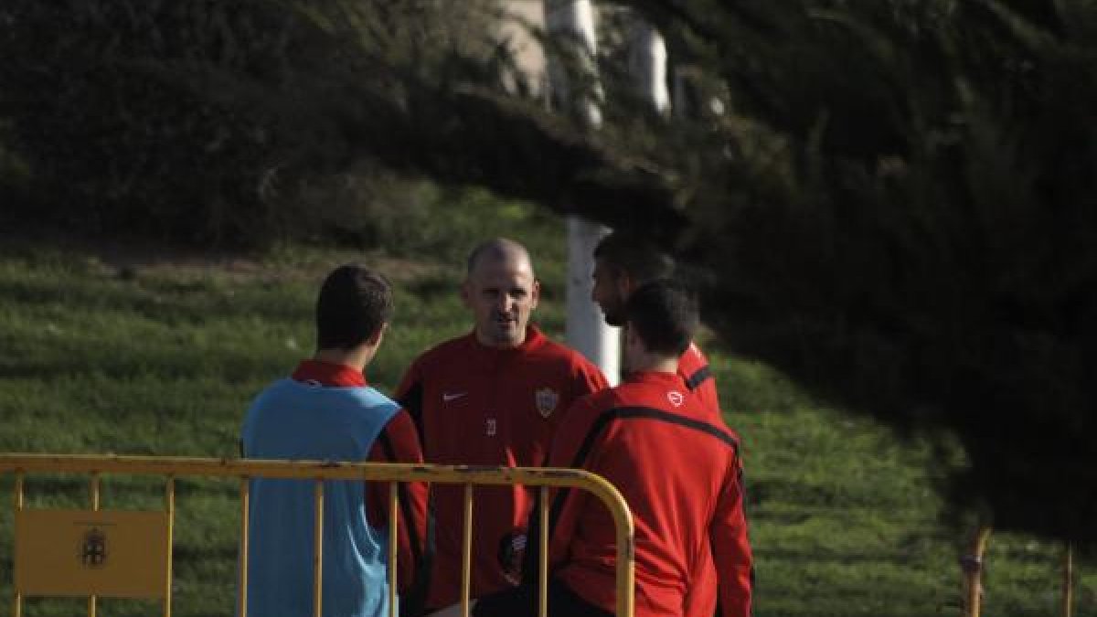 Fernando Soriano no esconde los problemas del Almería.