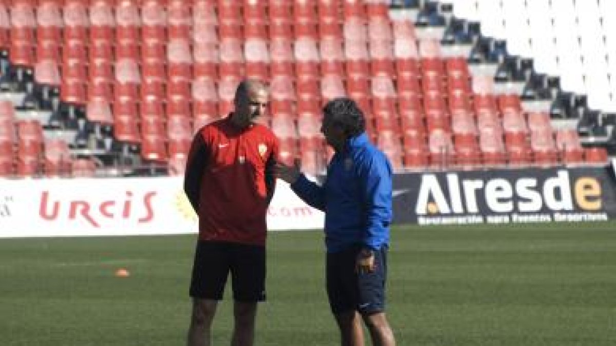 Soriano hablando con el míster Goro.