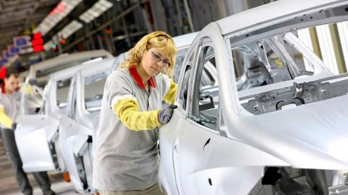 Una empleada trabaja en un modelo Seat.