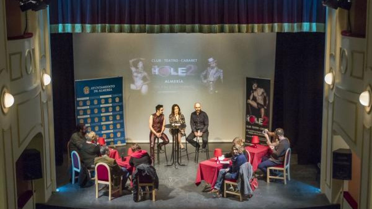 El Teatro Apolo tomó ayer aires de cabaret para la rueda de prensa.
