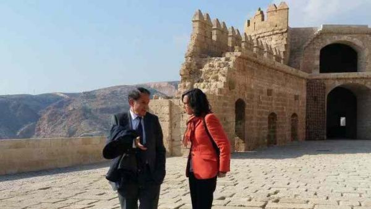 Antonio Pascual, presidente de la Fundación Sevillana Endesa, y Rosa Aguilar, consejera de Cultura, ayer.
