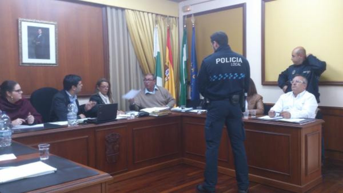 Agentes de la Policía Local pidieron a Grima que saliera de la sala tras su expulsión.