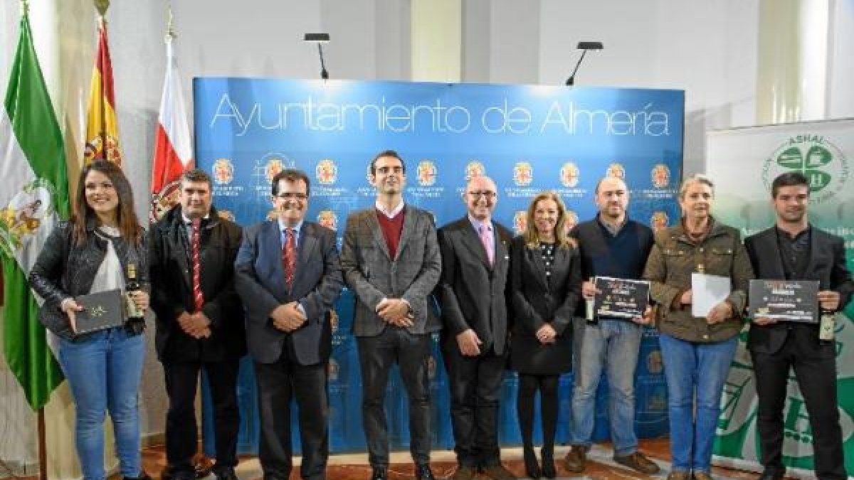 Aautoridades y presidente de ASHAL con los premiados.