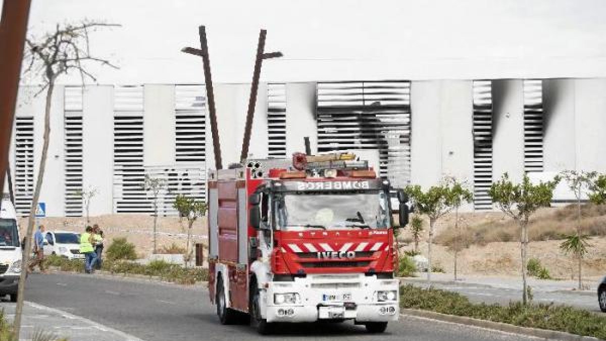 Coche de bomberos actuando en la capital