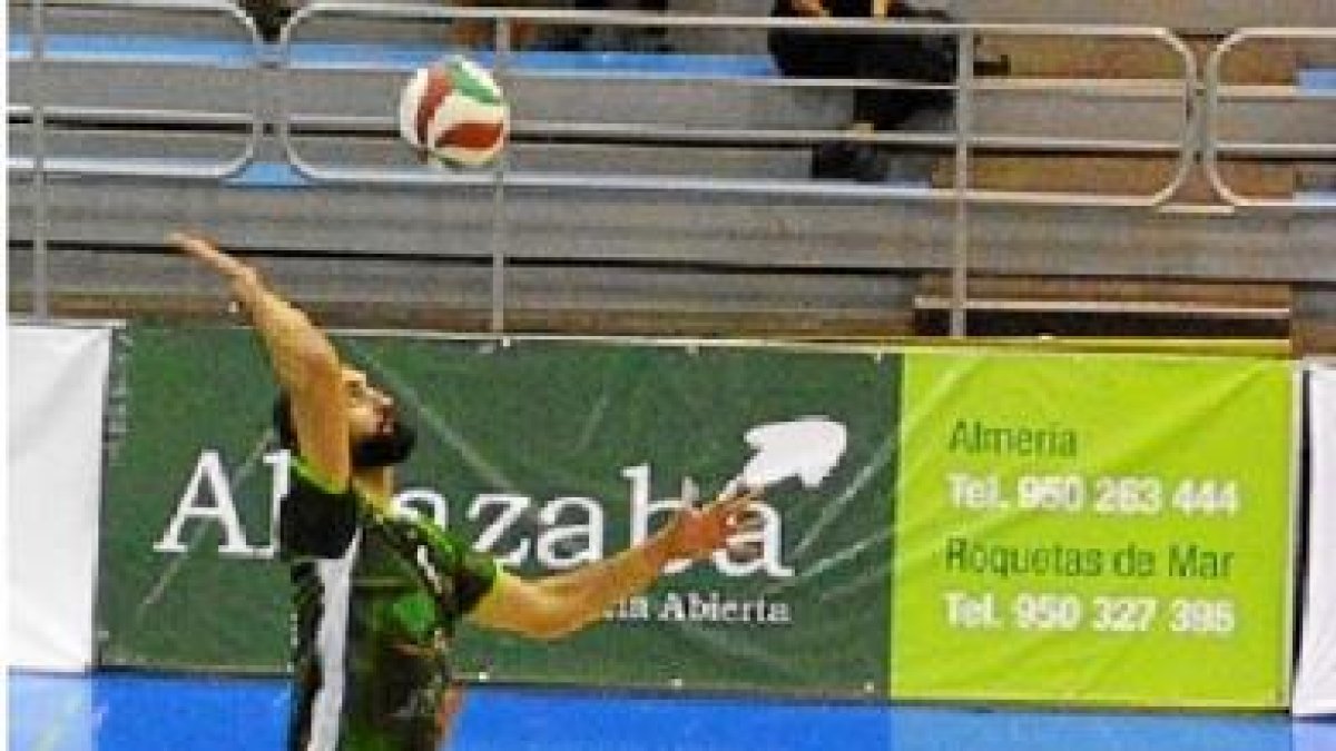 Manolo Parrés ejecutando el saque.