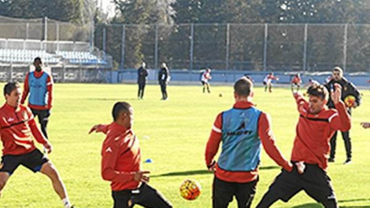 La plantilla del Real Zaragoza en plena sesión de trabajo.