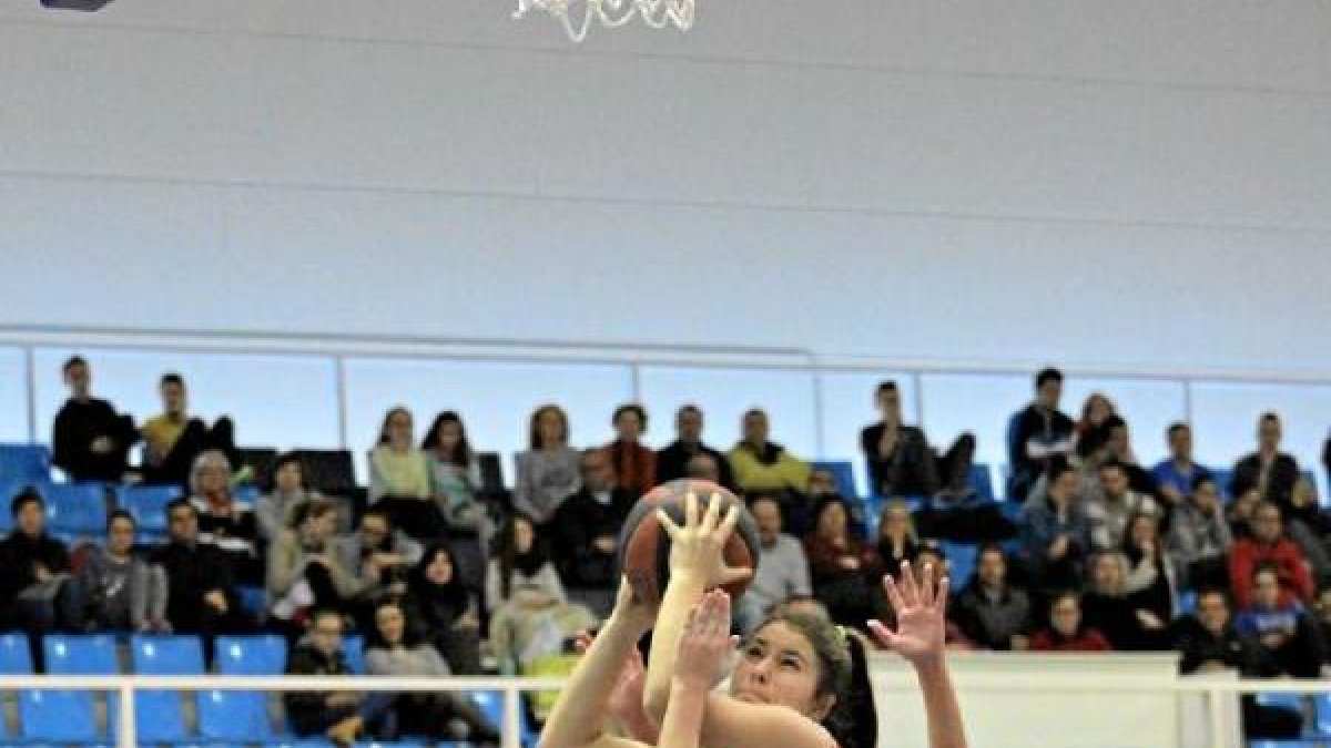 Lucía luchando por un balón.
