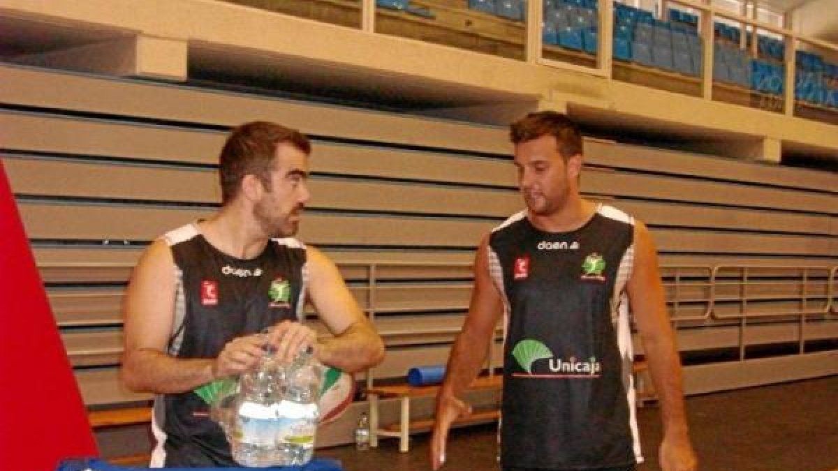 Mario Ferrera junto a Cabrera en el entrenamiento de Unicaja.