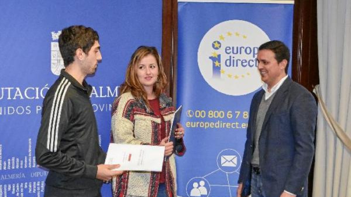 Los voluntarios recogen la documentación en Diputación