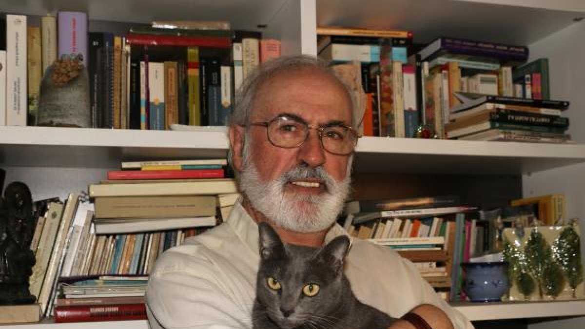 Isidro Manuel Navarro Flores, autor de la novela, junto a su gato Pitín.