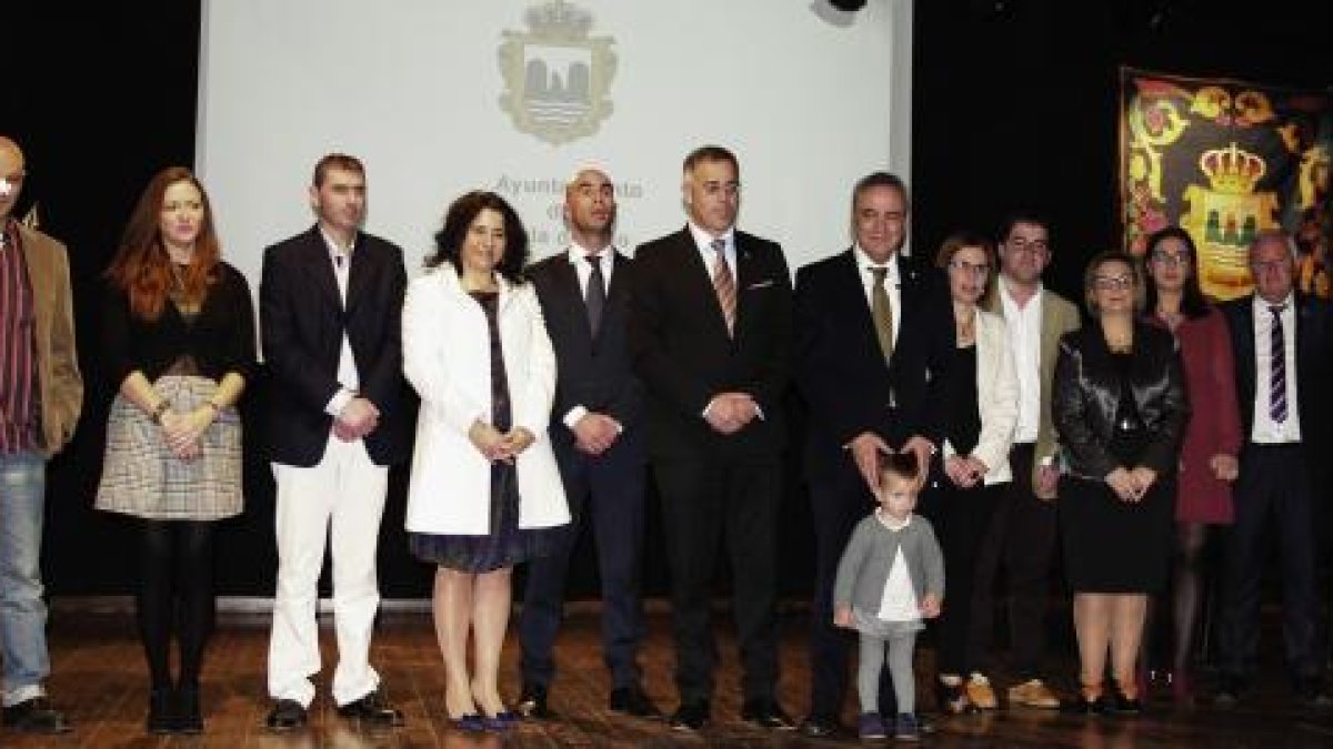Martínez-Cosentino acompañado por la Corporación y familiares. A.G. Serrano