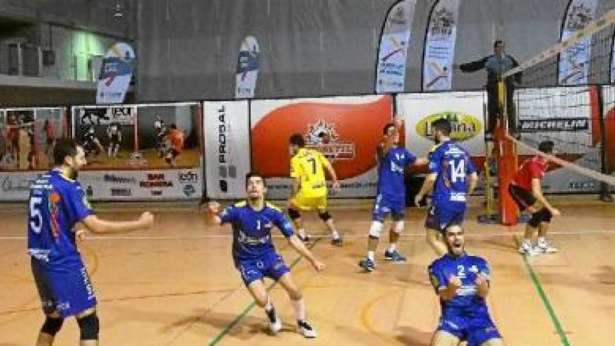 Los jugadores celebran el último punto.