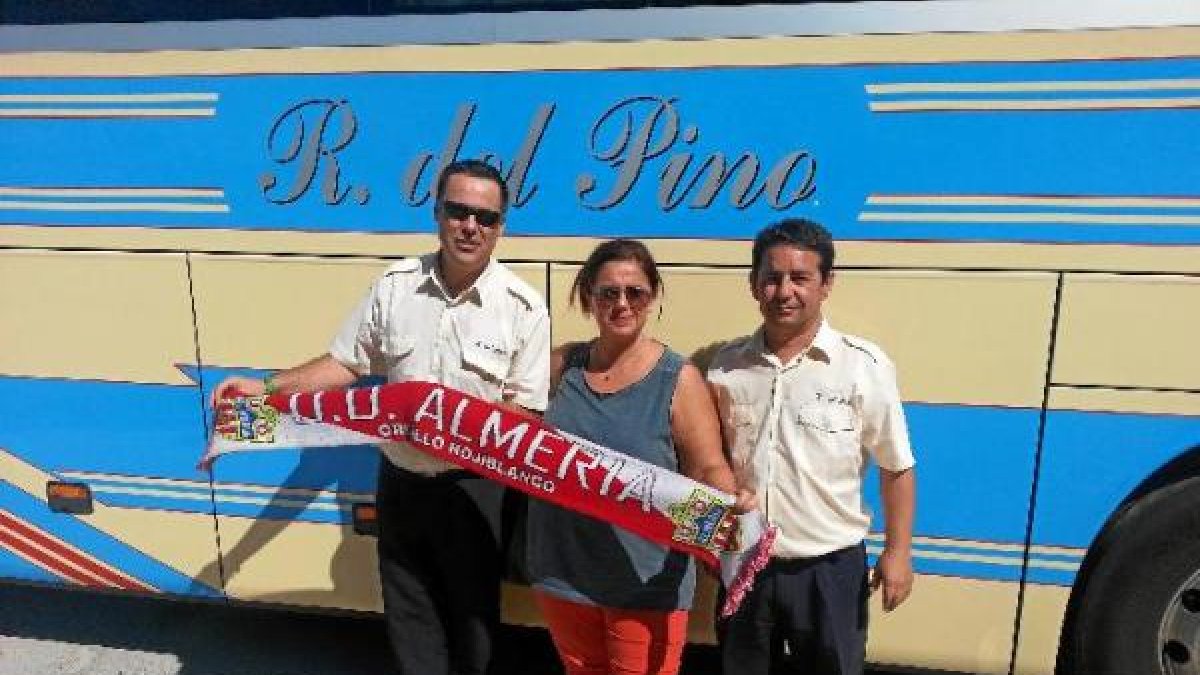 Mónica, presidenta de la Peña Milhojas, con los conductores de Ramón del Pino.