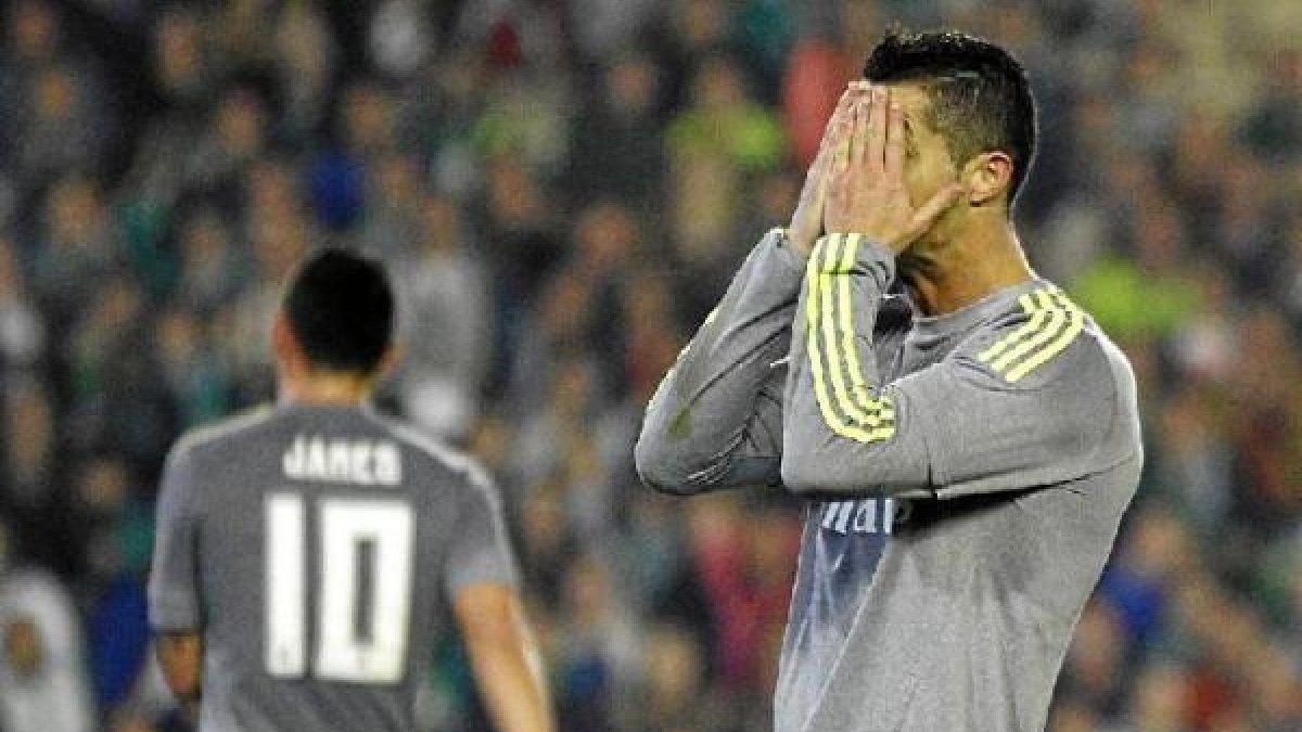 Cristiano se lamenta tras fallar una ocasión clara de gol.
