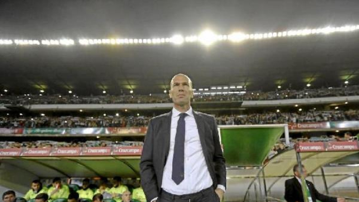 Zidane en el banquillo del Villamarín.