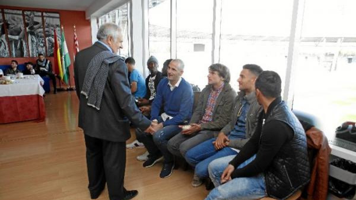 El presidente del Almería rodeado de sus futbolistas.